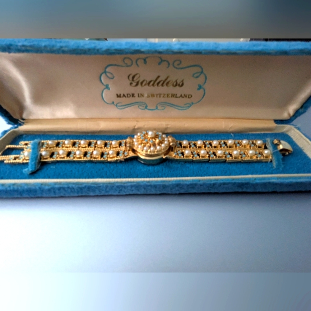Vintage 1950s Goddess Swiss Peek-a-boo Bracelet Watch! ❤️